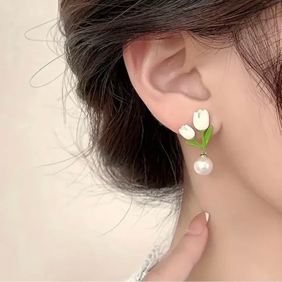 Tulip Floral Pearl Drop Earrings - Picture 4 of 5